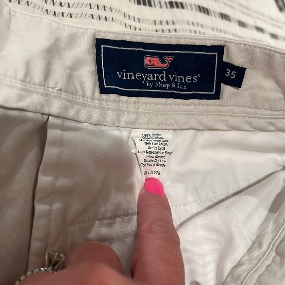 Vineyard Vines Men’s 35 Khaki Shorts - Picture 2 of 5